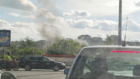 ZAPALIO SE AUTO NA AUTOKOMANDI Dim prekrio ovaj deo grada, saobraćaj usporen
