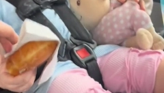 „TAKO I JA KAD DRŽIM DALJINSKI“ Devojčica je zaspala i tata je hteo da joj uzme krofnu iz ruke, njena reakcija je hit!