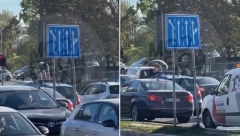 MLADIĆ SKAČE PO VOZILU U POKRETU! Drama na Novom Beogradu, devojka ga moli da siđe (VIDEO)