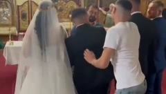 GOST NA SRAMAN NAČIN PONIZIO MLADOŽENJU Snimak sa crkvenog venčanja će vas RAZBESNETI, ovo ponašanje je NEDOPUSTIVO (VIDEO)