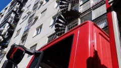 GORI ČITAVO POTKROVLJE NA KARABURMI! Gust, crn dim kulja iz stambene zgrade! (VIDEO)