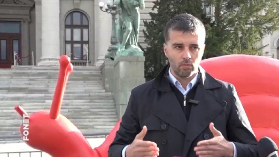 ISTI STIL, DRUGO PAKOVANJE Pogledajte u šta se prerušila Soroševa "žuta patka" u Beogradu