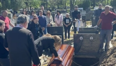 SAHRANJENA KAČAVENDINA MAJKA Milena plače na sav glas i ljubi kovčeg, jedva stoji na nogama, bolne scene kidaju dušu