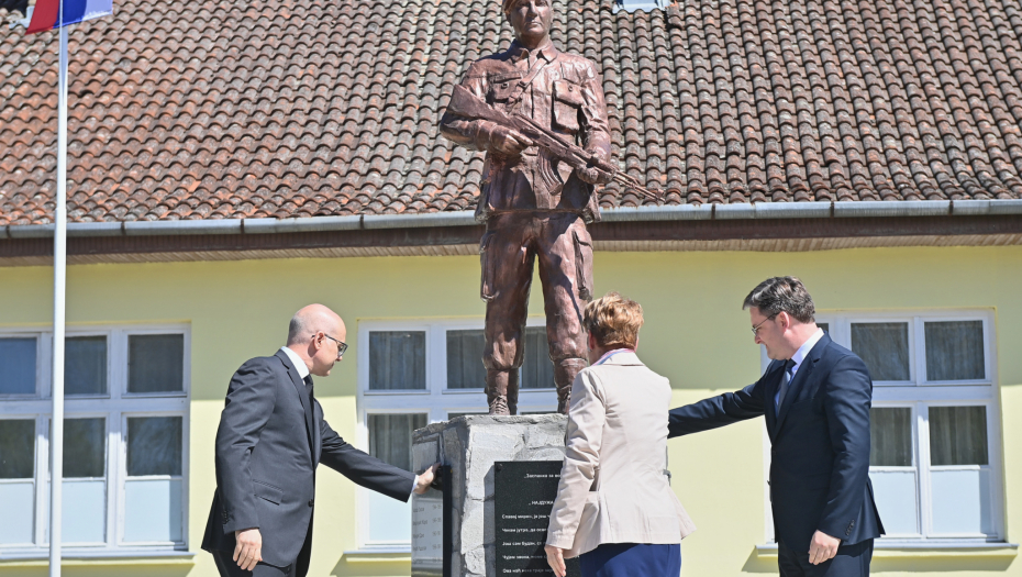 Ministar Vučević otkrio spomenik palim borcima u ratovima devedesetih u Bačkoj Topoli (FOTO)