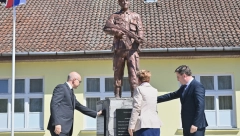 Ministar Vučević otkrio spomenik palim borcima u ratovima devedesetih u Bačkoj Topoli (FOTO)