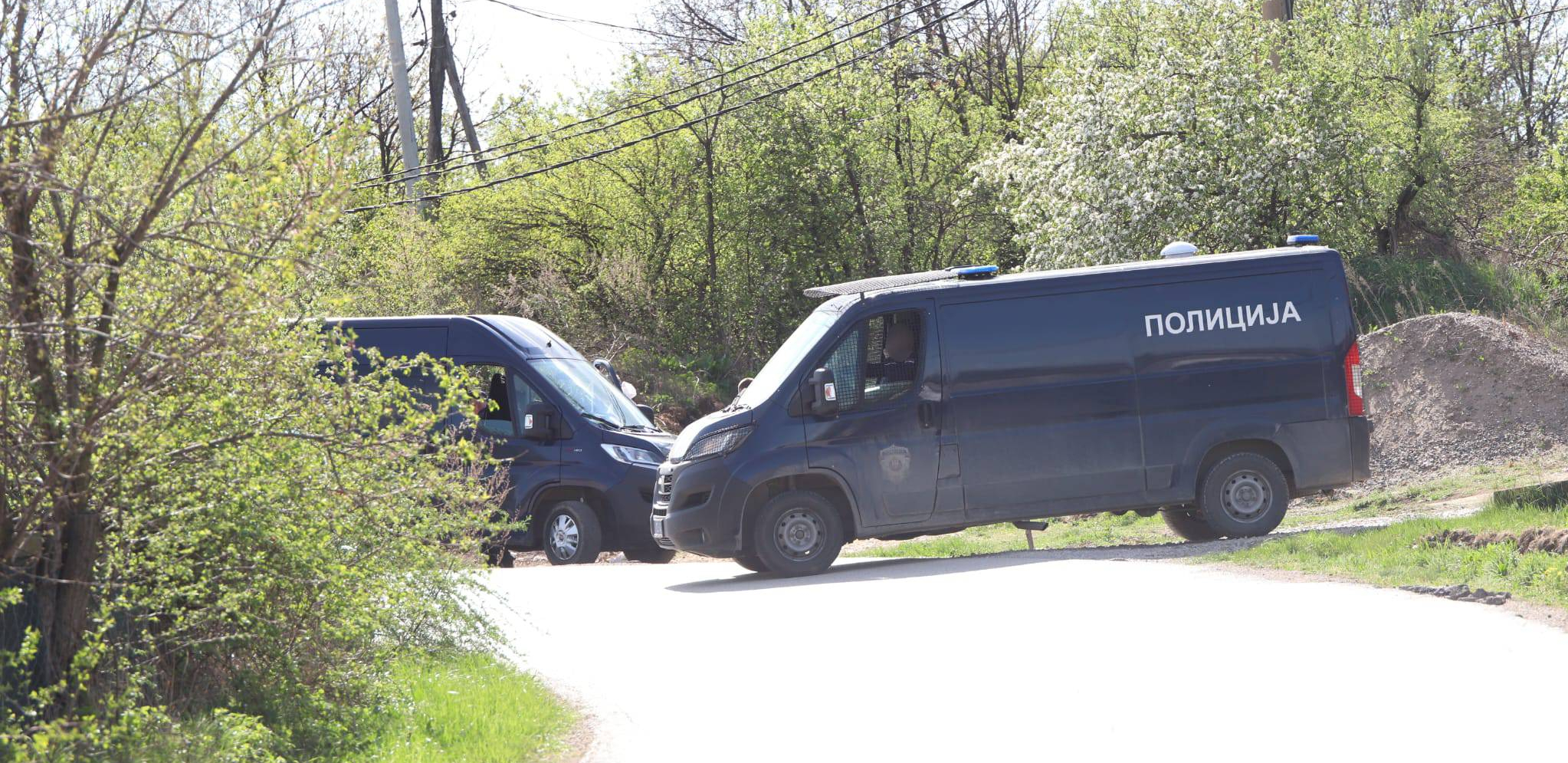 NEMILA SCENA ISPRED KUĆE OSUMNJIČENOG ZA UBISTVO MALE DANKE Evo šta se dešava! (FOTO)