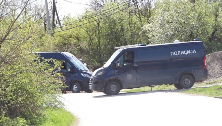 NEMILA SCENA ISPRED KUĆE OSUMNJIČENOG ZA UBISTVO MALE DANKE Evo šta se dešava! (FOTO)