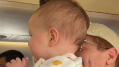 PRAVA MALA STJUARDESA Beba koja pozdravlja putnike koji se ukrcavaju na avion oduševila milione