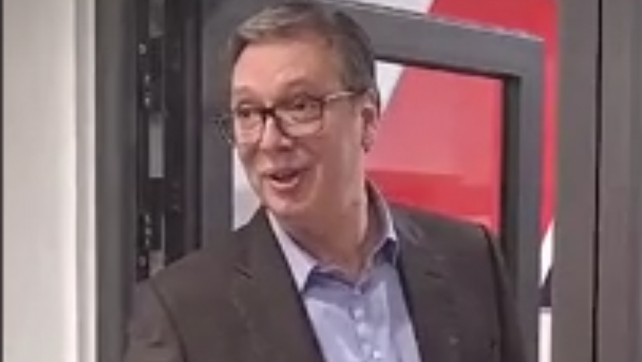 VUČIĆ UZ OSMEH "OHLADIO" ŠOLAKOVE NOVINARE: Ne brinite, pobedićemo, a to je dobro za vas... (VIDEO)