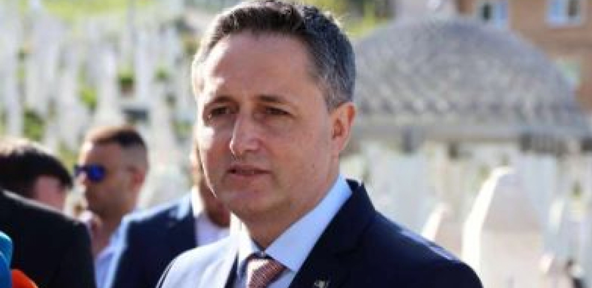 NOVI AUTOŠOVINISTIČKI NASLOVI OPOZICIONIH MEDIJA! "Nova" slavi mrzitelja Srba Bećirovića!