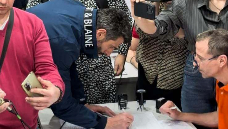 PRUŽIO PODRŠKU: Šapić na Savskom vencu dao potpis listi "Aleksandar Vučić – Beograd sutra" (FOTO)