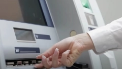 ŠTA SE DEŠAVA SA BANKOMATIMA? Nakon problema sa platnim karticama, građani proveravaju da li mogu da podignu novac