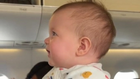 BEBA POZDRAVLJA PUTNIKE U AVIONU Snimak kako maše rukicama je nešto najslađe što ćete videti danas!