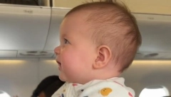BEBA POZDRAVLJA PUTNIKE U AVIONU Snimak kako maše rukicama je nešto najslađe što ćete videti danas!