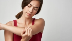 ŠTA ZNAČI KADA SE UDARITE U LAKAT? Evo u kom slučaju ćete, prema narodnom verovanju, doživeti izdaju, a kada dobiti pare