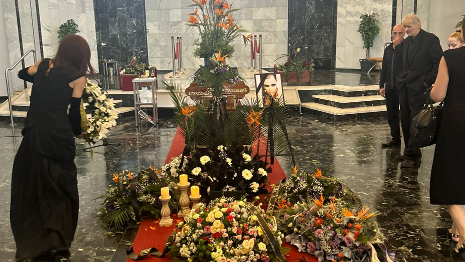 U KAPELI ODJEKUJE NJEN ČUVENI HIT Potresne scene na sahrani Slađane Milošević, oproštajne poruke kidaju dušu!