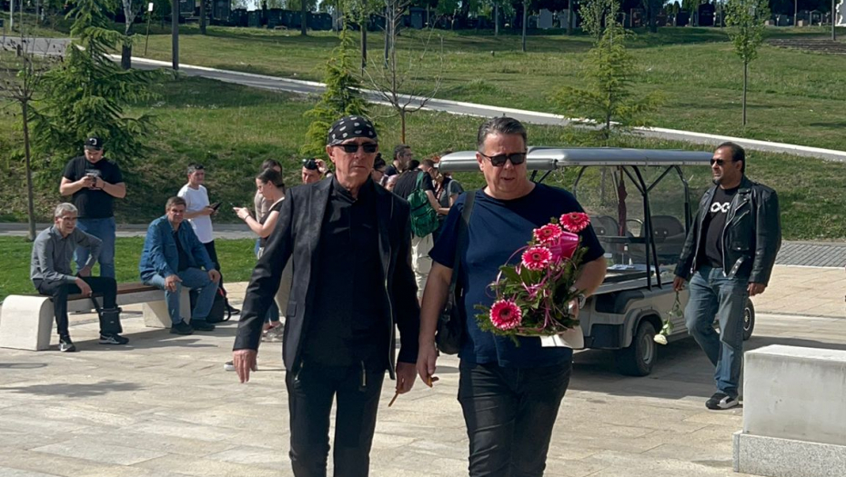 MUZIČAR SLOMLJEN OD BOLA NA SAHRANI SLAĐANE MILOŠEVIĆ Sav u crnini i neprepoznatljiv, bolne scene na Lešću