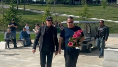 MUZIČAR SLOMLJEN OD BOLA NA SAHRANI SLAĐANE MILOŠEVIĆ Sav u crnini i neprepoznatljiv, bolne scene na Lešću