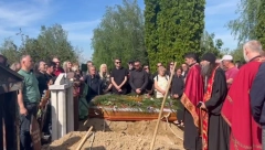 SAHRANJENA SLAĐANA MILOŠEVIĆ Jecaji na Lešću, brat se slomio od bola, jedva stajao na nogama