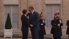 SRDAČNO I UZ NAJVIŠE POČASTI Ovako je Makron dočekao Vučića ispred Jelisejske palate