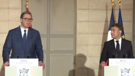 VUČIĆ KAO HJU GRANT U ČUVENOM FILMU! Internetom kruži HIT VIDEO: Kako je predsednik Srbije MAKRONU U LICE sasuo istinu o Kosovu i Metohiji!