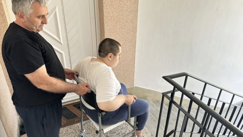 RADOVAN JE OTAC HEROJ KOJI SAM BRINE O BOLESNOM SINU "Ne smem ni na minut da ga ostavim, a ne mogu da ga nosim sam"