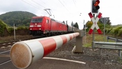 NESREĆA NA PRUŽNOM PRELAZU U SRBIJI Teretni voz naleteo na automobil