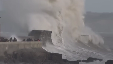 APOKALIPTIČNE SCENE U VELIKOJ BRITANIJI Oluja BESNI, kuće završile u moru