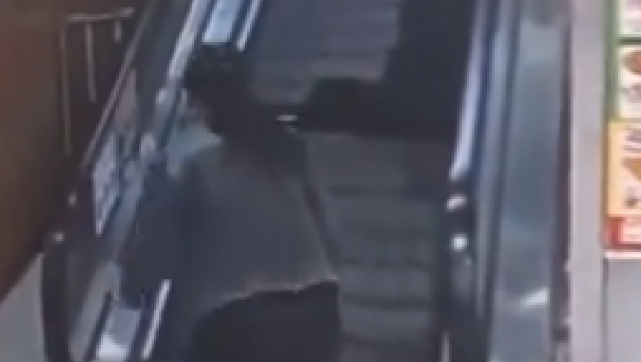 ŽENU "PROGUTALE" POKRETNE STEPENICE Kamere zabeležile jeziv trenutak (VIDEO)