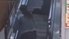 ŽENU "PROGUTALE" POKRETNE STEPENICE Kamere zabeležile jeziv trenutak (VIDEO)