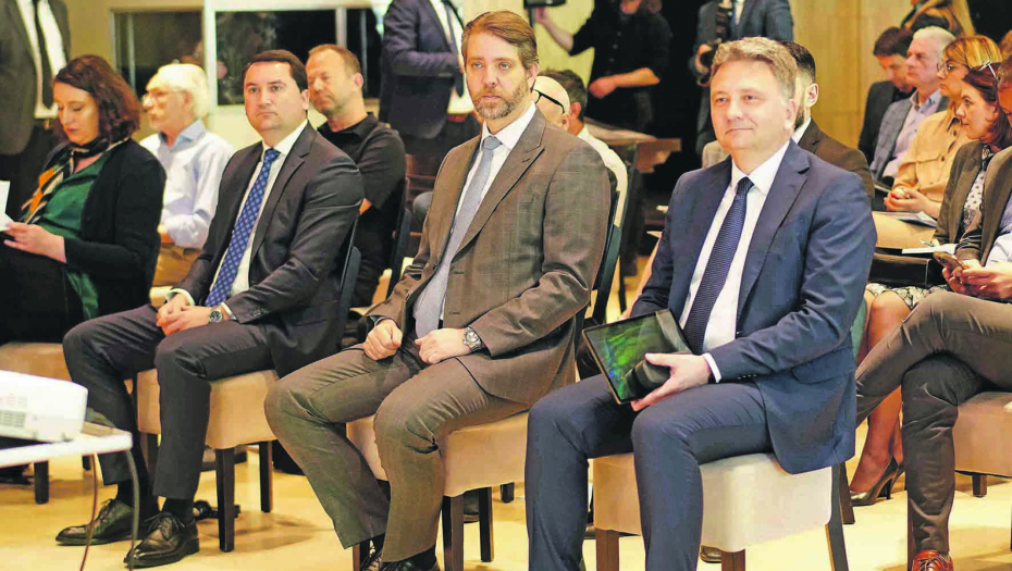 PAMETNI GRADOVI STIŽU U SRBIJU U Kragujevcu otpočelo crtanje mape puta za razvoj moderne infrastrukture