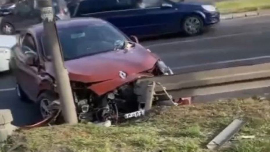 TEŠKA NESREĆA NA BANOVOM BRDU Prednji deo automobila uništen (VIDEO)