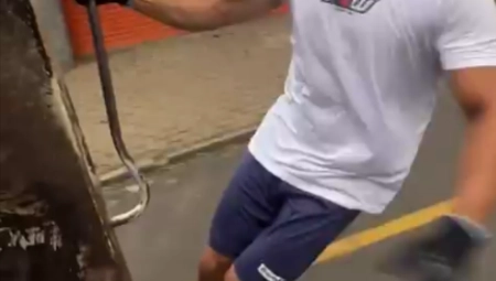 ŽENE IZLEĆU NA ULICU DA BI GA VIDELE Zgodni radnik GRADSKE ČISTOĆE postao prava zvezda i zaludeo LEPŠI POL (VIDEO)