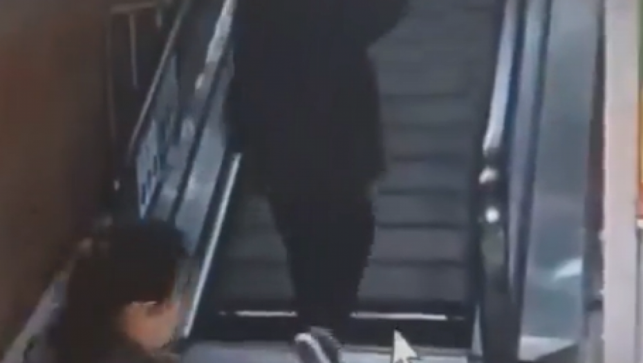 IZBEGLA SMRT ZA DLAKU, KAMERE SVE SNIMILE Ženu PROGUTALE pokretne stepenice (VIDEO)