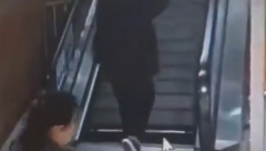 IZBEGLA SMRT ZA DLAKU, KAMERE SVE SNIMILE Ženu PROGUTALE pokretne stepenice (VIDEO)