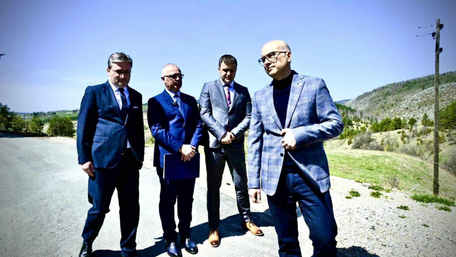 Ministar Vesić sa kolegama na Pešteru odao počast heroju sa Košara (FOTO)