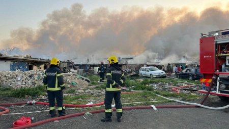 POŽAR U NOVOM SADU Gori naselje Bangladeš, ništa se ne vidi od gustog dima (FOTO/VIDEO)