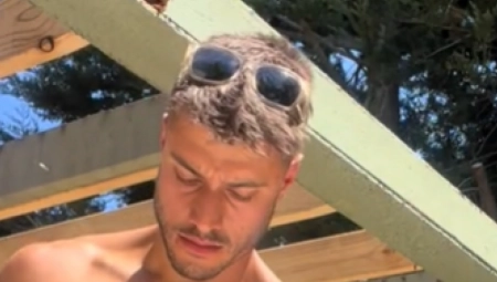 "MOJE STEPENICE TREBA POPRAVITI" Žene odlepile za zgodnim STOLAROM, kad ga vidite BEZ MAJICE neće vam biti dobro (VIDEO)