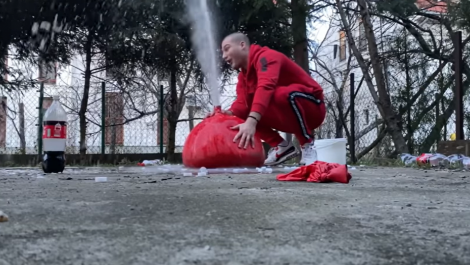 SIPAO KOKA-KOLU U BALON, PA UBACIO OVO Mladić napravio eksperiment, svi gledaju u neverici (VIDEO)