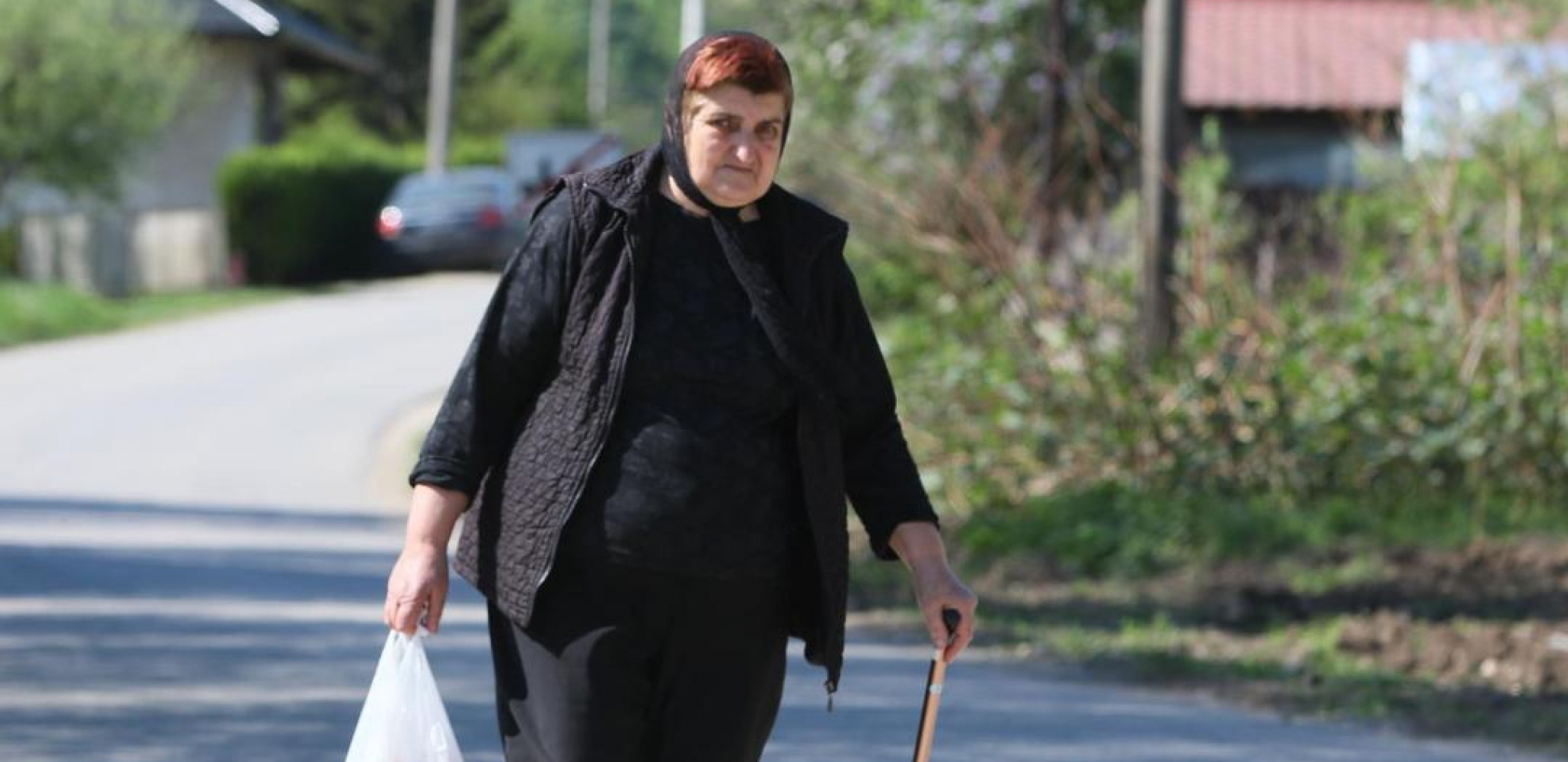 MAJKA MONSTRUMA DAN NAKON SAHRANE Prošetala u crnini i poručila je samo jedno