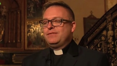 VIJAGRA PARTI U POLJSKOJ: Uhapšen katolički sveštenik zbog organizovanja orgija