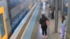 ODAKLE OVA ŽIVOTINJA NA ŽELEZNIČKOJ STANICI? Neverovatan prizor šokirao putnike! (VIDEO)