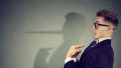 NIJE LEPO LAGATI Ovih 6 znakova ne treba držati za reč, majstori su manipulacije