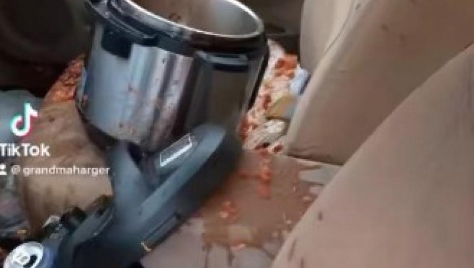 PAPRIKAŠ IZLETEO SVUDA PO KOLIMA, KAO DA JE PALA BOMBA Ovoj devojci više neće pasti na pamet da jede kuvanu hranu! (VIDEO)