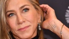MAJICA KOJU NOSI DŽENIFER ANISTON JE HIT PROLEĆA Savršen deo autfita svake dame sa stilom, ženstvena i praktična u isto vreme
