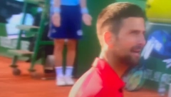 HAOS U MONTE KARLU Bezobrazni navijač iznervirao Novaka, psovke pljuštale, sve mu je sasuo u lice, čak je i obezbeđenje moralo da reaguje (VIDEO)