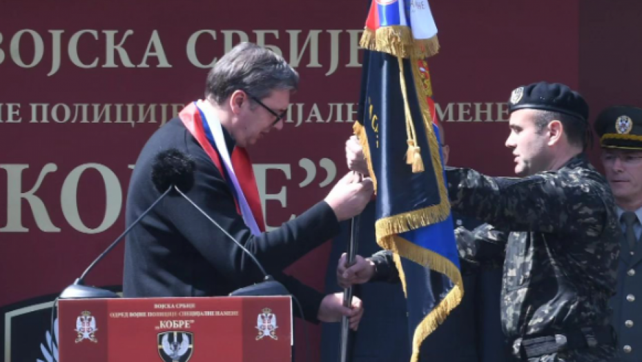 "VELIKA MI JE ČAST ŠTO SAM DANAS OVDE" Vučić: Čestitam vam vojnu zastavu, sa ponosom je nosite (FOTO)
