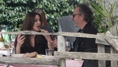 ONI SE VOLE I BAŠ IH BRIGA ŠTA LJUDI PRIČAJU Monika Beluči i Tim Barton nisu skidali ruke jedno s drugog u restoranu