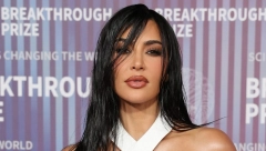 UZDRMALA MREŽE Sve oči su bile uprte u zavodnički autfit Kim Kardašijan, a onda se pojavila mama Kris