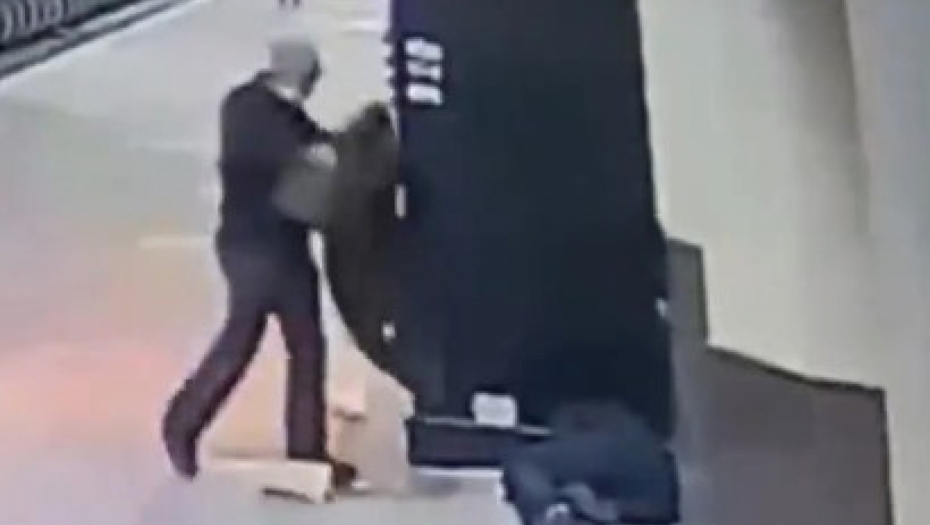 HTEO DA POKLONI JAKNU BESKUĆNIKU, PA GORKO ZAŽALIO Priča je dobila dramatičan obrt! (VIDEO)